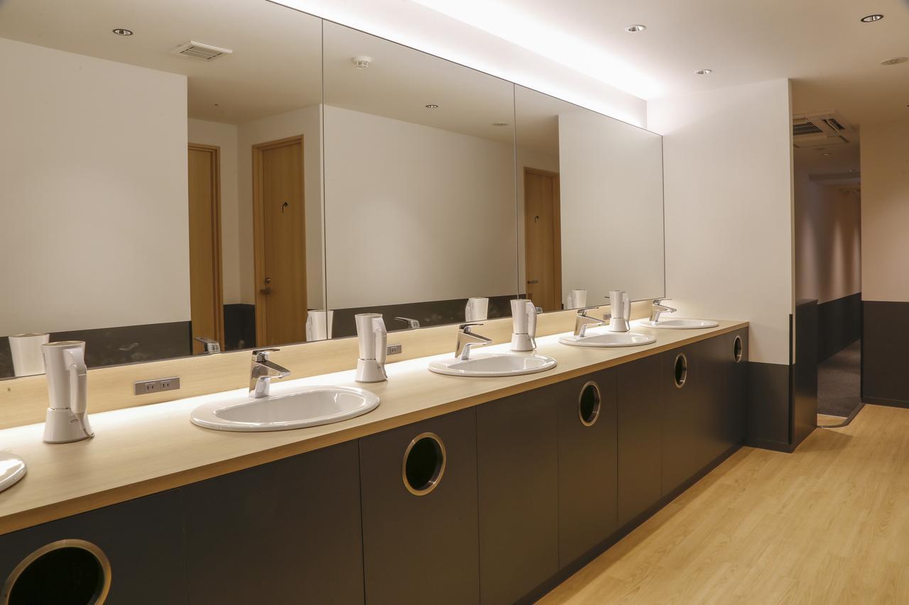 White Hostel Shinsaibashi أوساكا المظهر الخارجي الصورة